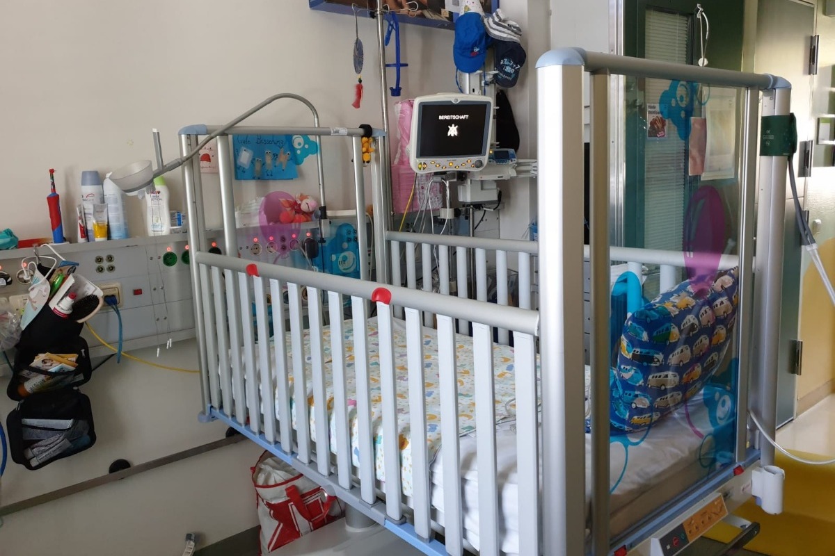 Kinderbett von David Liemann im Krankenhaus