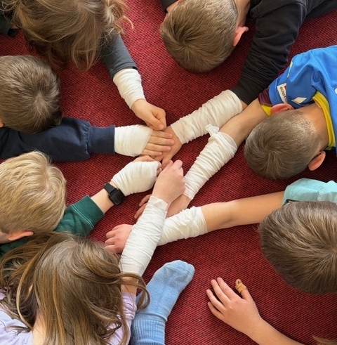 Kinder beim Üben von Erste Hilfe Maßnahmen